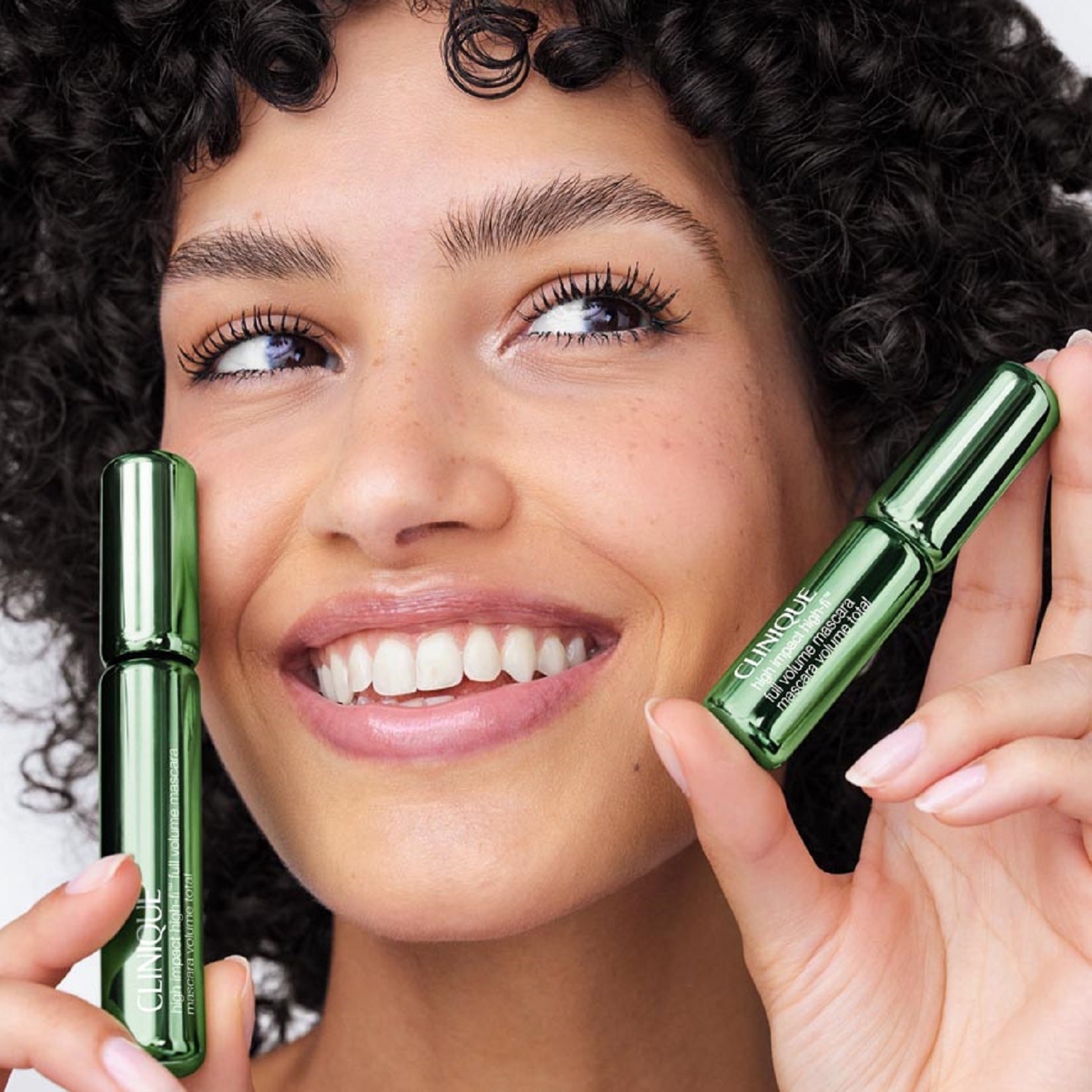 HIGH IMPACT HIGH-FI™FULL VOLUME MASCARA (MASCARA DE PESTAÑAS DE VOLUMEN COMPLETO)